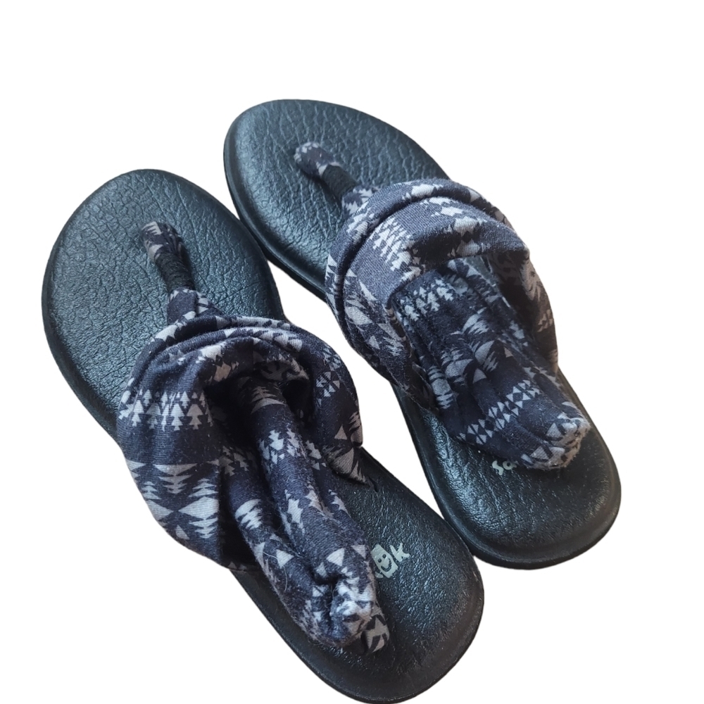7 Sanuk black and gray sandals